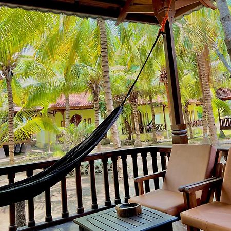 Bronze Bungalows Gili Meno Dış mekan fotoğraf